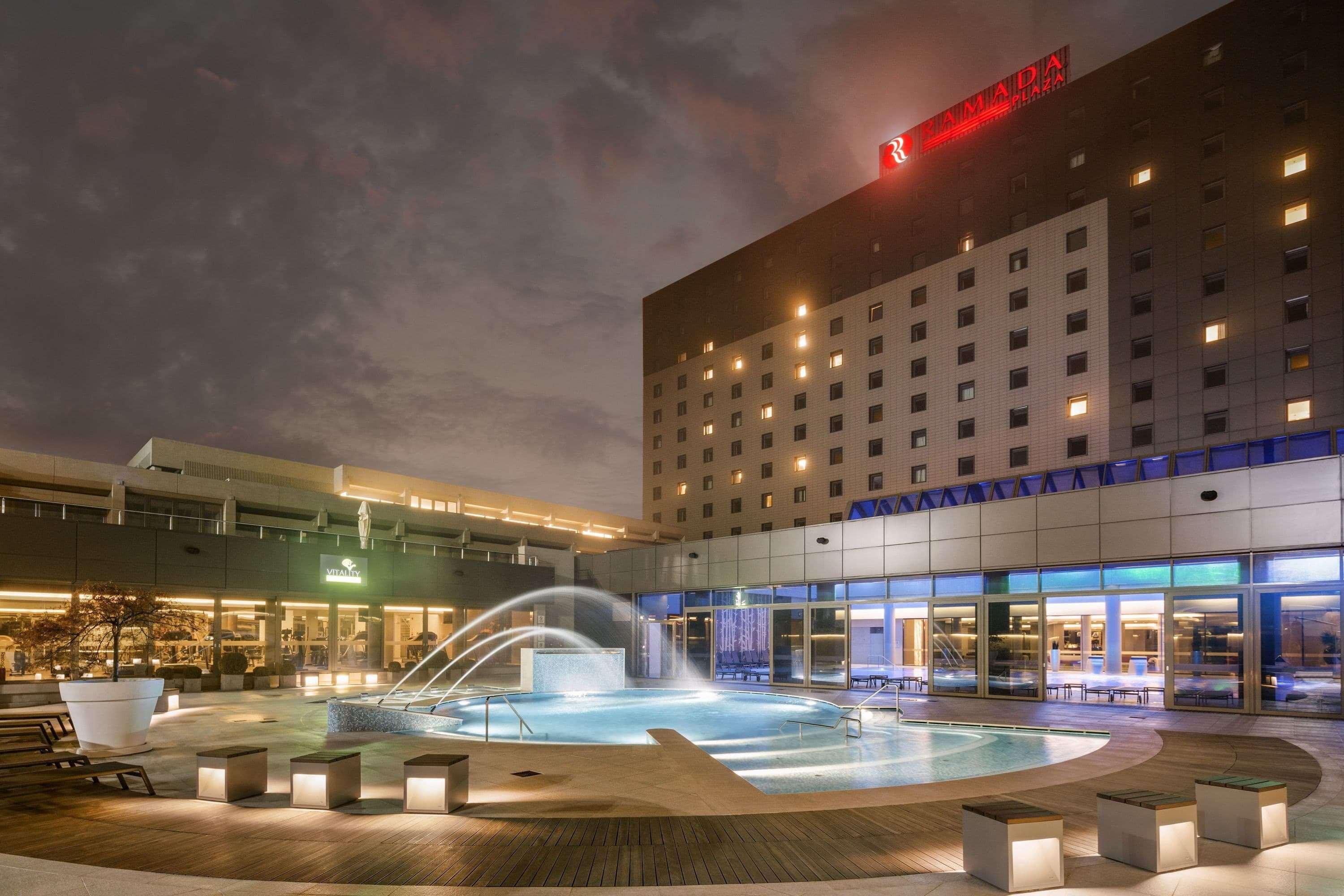מלון Ramada Plaza By Wyndham Bucharest Convention Center מראה חיצוני תמונה